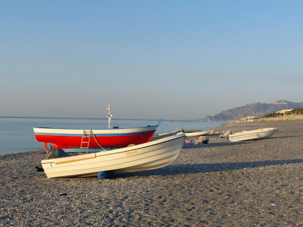 La ferrovia ionica: viaggiare in treno tra Messina, Roccalumera, Taormina e Catania